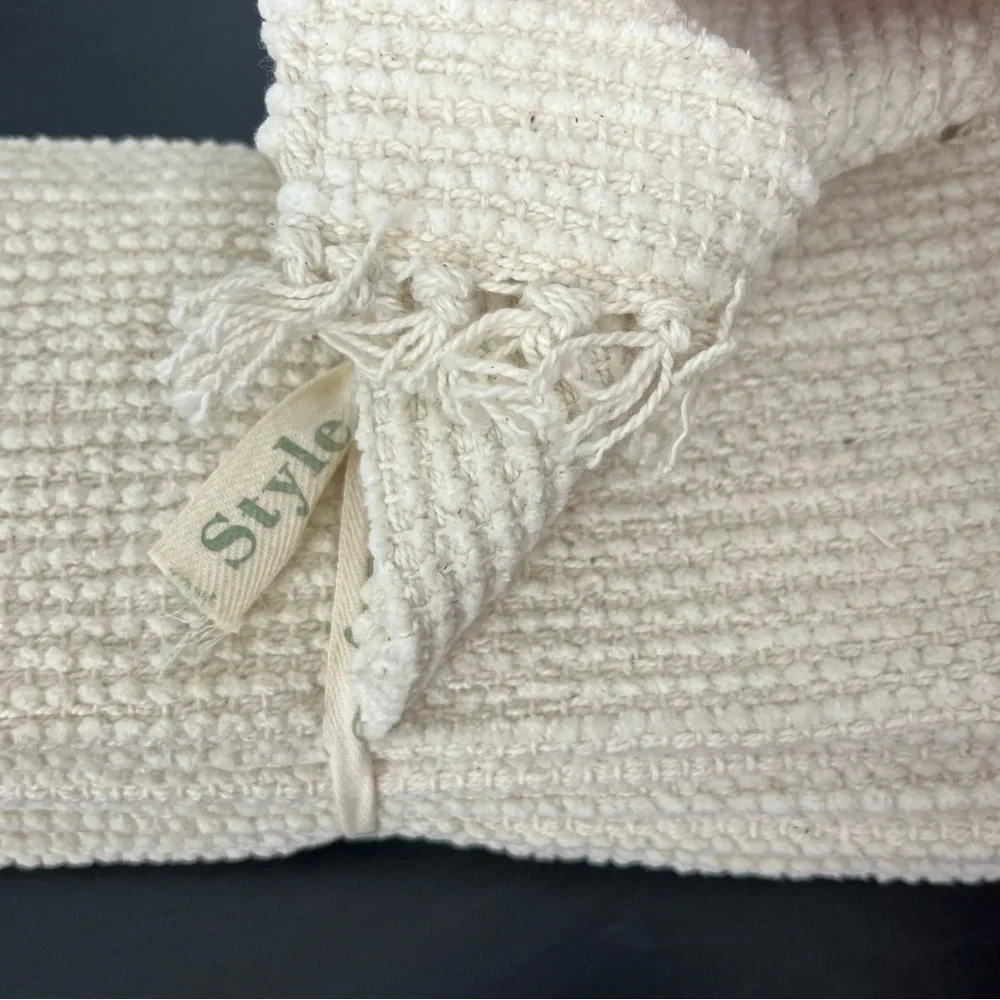 NWT set of 4 100% cotton The Casual Collection ivory fringe trimmed placemats.